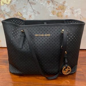 MICHAEL KORS BLACK SHOULDER BAG